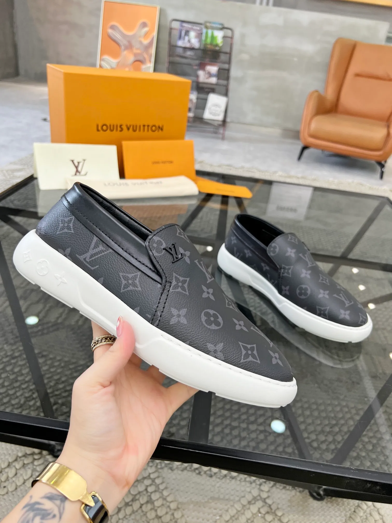 Factory price: 520💰 LV🔍Top purchasing agent🇮🇹 Road The most popular sneakers are available at the same time in the super popular sports shoe counters. The uppers are made of Italian original imported cowhide fabric. The classic and generous layout is a must-have for fashionistas. The complex craftsmanship is perfectly reproduced. The imported soft water-dyed cowhide lining is padded. The soles are: original soles specially provided by the factory. The exclusive foamed molded soles are super comfortable. The original factory follows the order. 🔍🔍High quality. You can go in and out of the counter at will. Welcome to compare. Size 39-45 (38 can be ordered)
